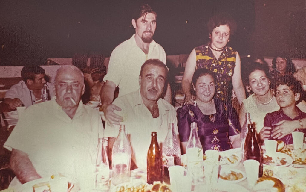 עבוד בן ה־7 (מימין) על ברכי אמו מרים ולצד אביו פואד (שני משמאל). "אבא לא ידע קרוא וכתוב, אבל הוא ידע לחשב הכל בראש, למדוד, לתכנן, לפתור בעיות מורכבות. הוא היה יכול להיות מהנדס מצוין, פשוט לא היתה לו ההזדמנות" (צילום: באדיבות המרואיין) עבוד בן ה־ 7 )מימין( על ברכי אמו מרים ולצד אביו פואד )שני משמאל(. "אבא לא ידע קרוא וכתוב, אבל הוא ידע לחשב הכל בראש, למדוד, לתכנן, לפתור בעיות מורכבות. הוא היה יכול להיות מהנדס מצוין, פשוט לא היתה לו ההזדמנות"