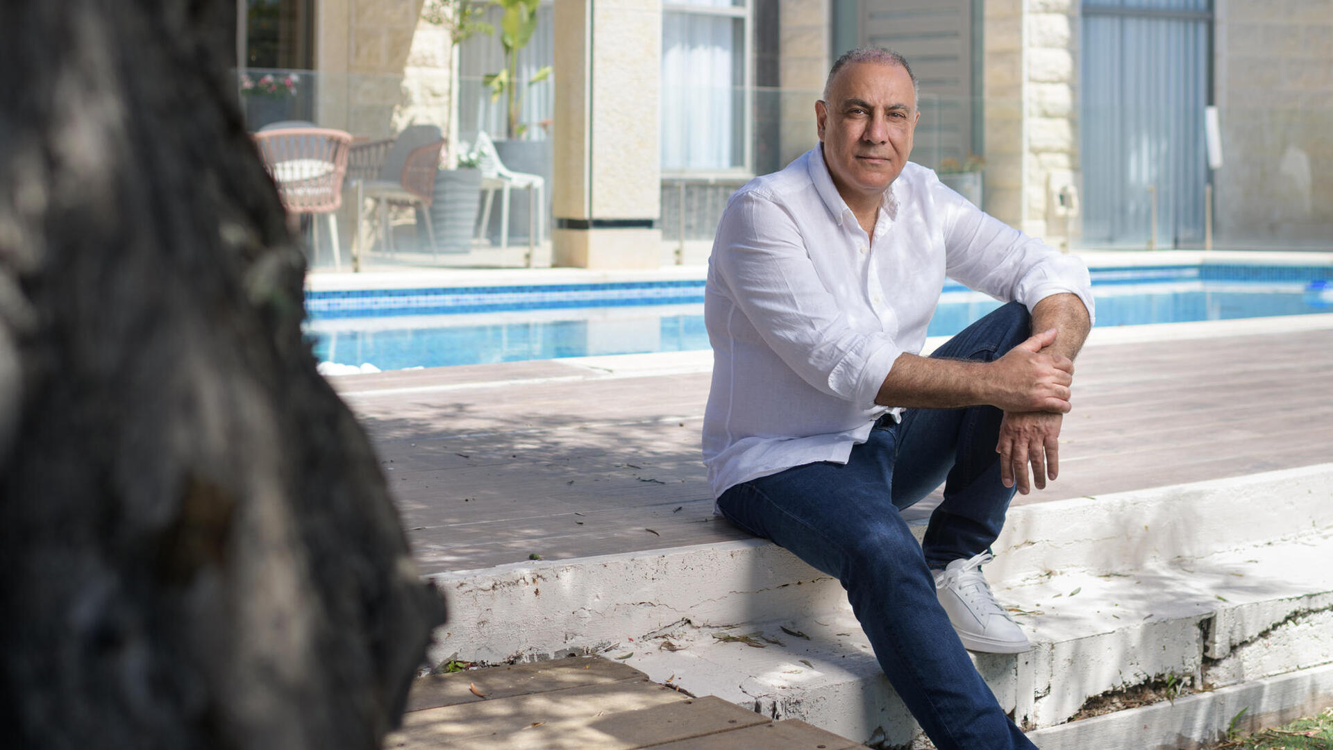 עבוד בביתו בנוף הגליל, החודש. "לא היו לי אנשי טכנולוגיה לשאת אליהם עיניים. הגעתי לתחום במקרה — בזכות כומר"