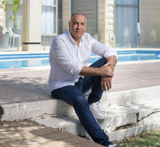 עבוד בביתו בנוף הגליל, החודש. "לא היו לי אנשי טכנולוגיה לשאת אליהם עיניים. הגעתי לתחום במקרה — בזכות כומר"