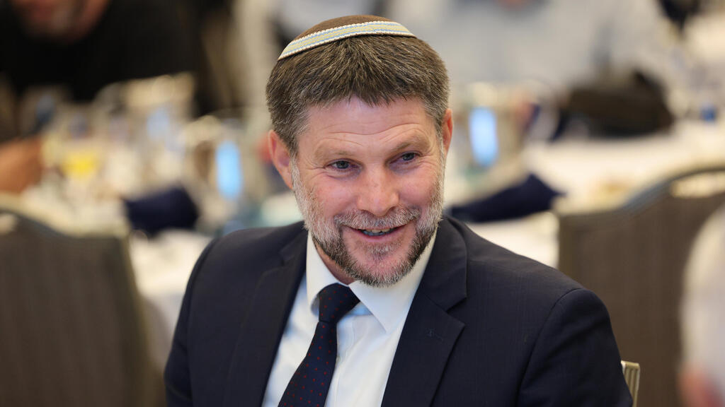 שר האוצר בצלאל סמוטריץ'. במשרדי הממשלה מדברים על "קיצוץ פייק" (צילום: אלכס קולומויסקי) בצלאל סמוטריץ'