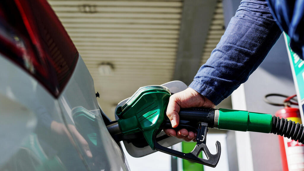 Pumping gas. (O. Kalacheva/Shutterstock) משאבת דלק תחנת דלק