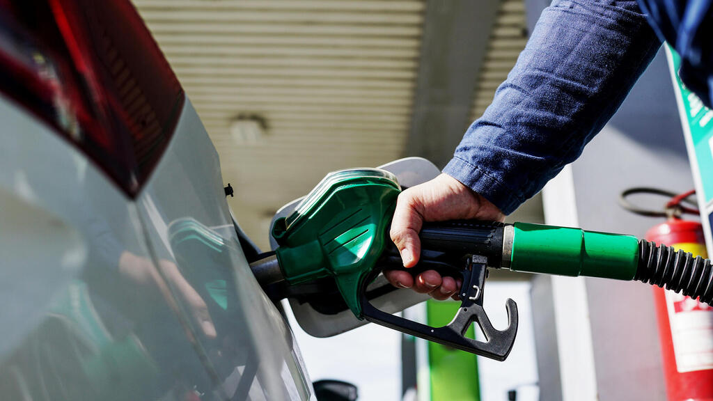 ממשלה שהוזילה דלק לפני בחירות תתקשה להסביר אחריהן למה הוא מתייקר (צילום: O. Kalacheva/Shutterstock) משאבת דלק תחנת דלק