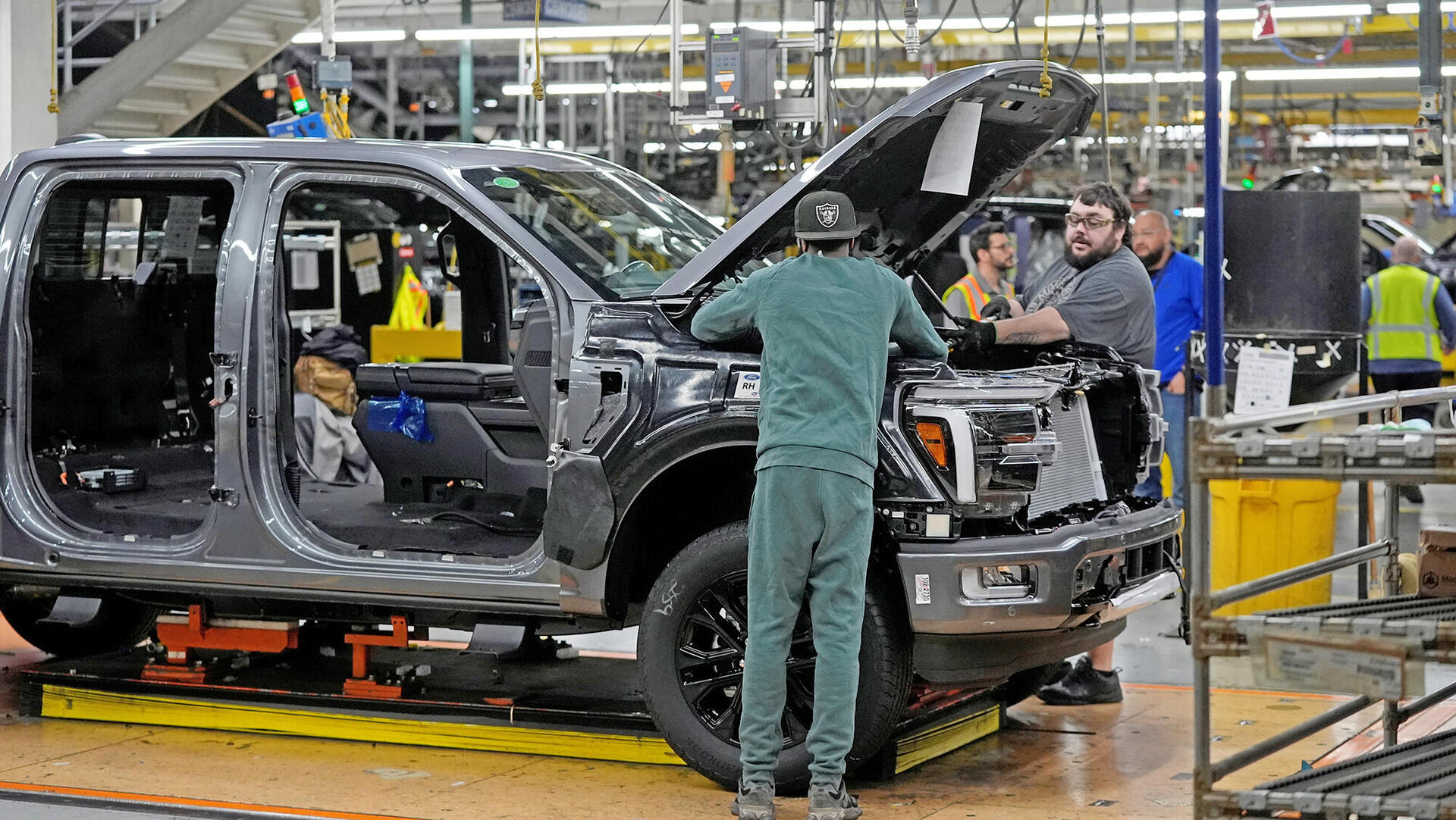 פס ייצור של ה טנדר F-150 של פורד במישיגן