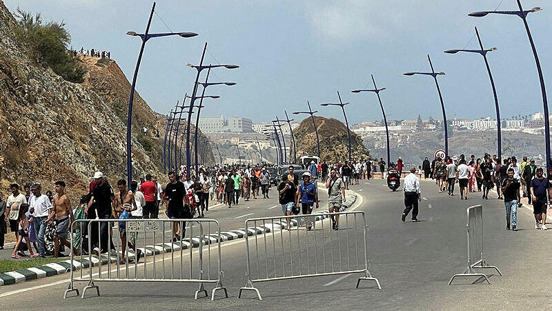 פריצת מהגרים ממרוקו לספרד (צילום: רויטרס) פריצת מהגרים מ מרוקו ל ספרד