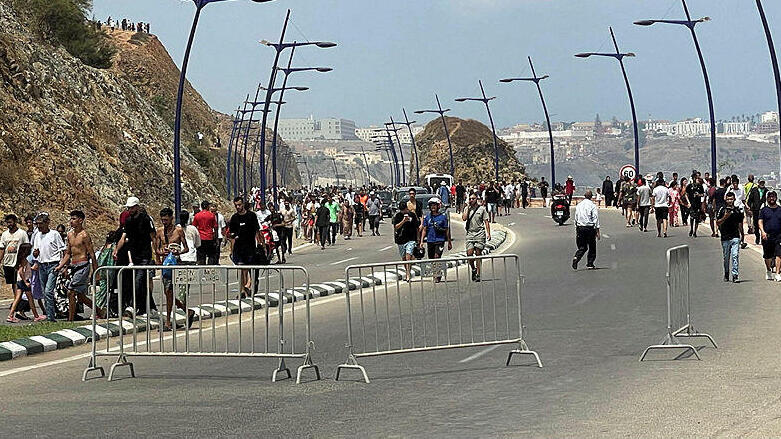 פריצת המהגרים (צילום: רויטרס) פריצת מהגרים מ מרוקו ל ספרד