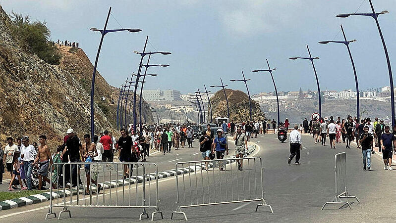 פריצת מהגרים ממרוקו לסאוטה (צילום: רויטרס) פריצת מהגרים מ מרוקו ל ספרד