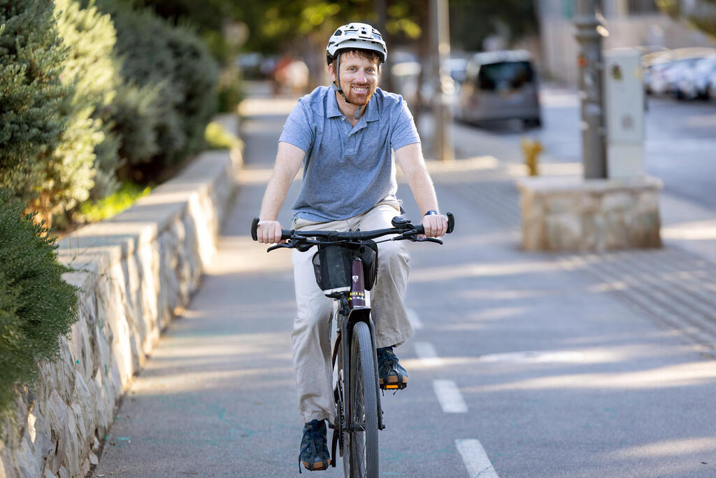 אורן לוטן. “המגזר הציבורי מאתגר מאוד" (צילום: אלכס קולומויסקי) אורן לוטן רוכב אופניים פנאי