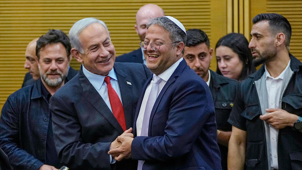 איתמר בן גביר ובנימין נתניהו. משלבים ידיים במהלך לריסוק מערכת המשפט (צילום: Ohad Zwigenberg/ AP) איתמר בן גביר ובנימין נתניהו