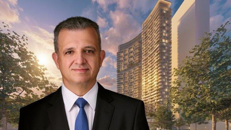 ראש העיר כרמל שאמה הכהן על רקע הדמיית הפרויקט (צילומים: פיני סילוק, משרד מילוסלבסקי אדריכלים) ראש העיר רג כרמל שאמה הכהן על רקע הדמיה של פרויקט הדיור המוגן ברמת גן