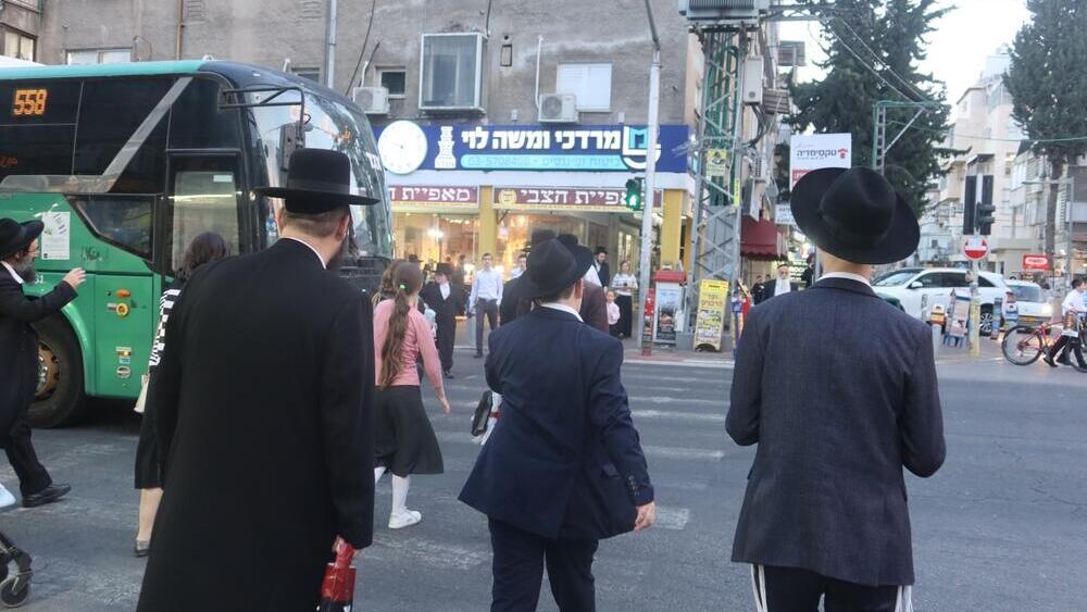 חרדים. פסק דין שיכולות להיות לו השלכות על אלפים רבים של פעילים בקהילות דתיות בארץ (צילום: Michael Gallin 1 / Shutterstock.) חרדים ברחוב ב בני ברק