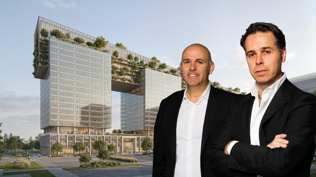 בעלי השליטה בישראל קנדה ברק רוזן ו אסי טוכמאייר על רקע הדמיה של הפרויקט (צילום: אריק סולטן, אבנר ישר) בעלי השליטה בישראל קנדה ברק רוזן ו אסי טוכמאייר על רקע הדמיה של הפרויקט