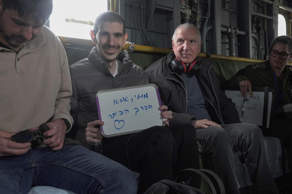 אור לוי ביום שחרורו משבי חמאס בפברואר 2025. "אתה מבין שאתה בתוך אירוע שאין לך שום דרך באמת לשלוט בו, אז אתה מחפש כל דבר שאתה יכול לעשות" (צילום: דובר צה"ל) אור לוי ביום שחרורו משבי חמאס בפברואר 2025 . "אתה מבין שאתה בתוך אירוע שאין לך שום דרך באמת לשלוט בו, אז אתה מחפש כל דבר שאתה יכול לעשות"