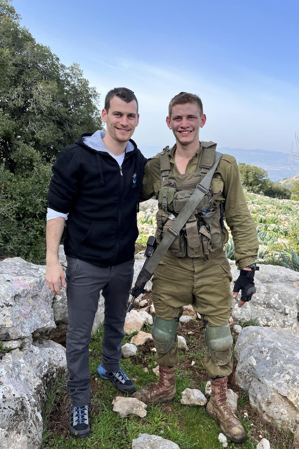 אוסטר ואחיו המנוח איתן (מימין). "אני לא יודע להגיד איך הקרב שבו הוא וחבריו נפלו היה נראה אם היו להם עוד אמצעים" (צילום: באדיבות המרואיין) אוסטר ואחיו המנוח איתן )מימין(. "אני לא יודע להגיד איך הקרב שבו הוא וחבריו נפלו היה נראה אם היו להם עוד אמצעים"