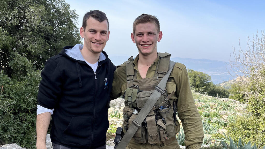 Oster (left) with his brother Eitan (Photo:Courtesy of the interviewee) אוסטר ואחיו המנוח איתן )מימין(. "אני לא יודע להגיד איך הקרב שבו הוא וחבריו נפלו היה נראה אם היו להם עוד אמצעים"