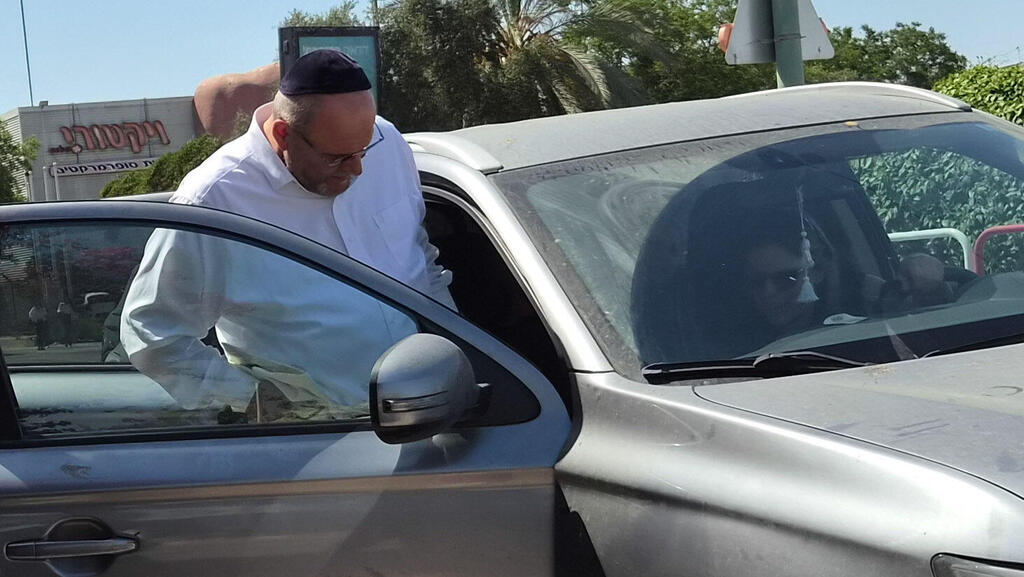 דודי אפל יוצא מהחקירה בלהב 433