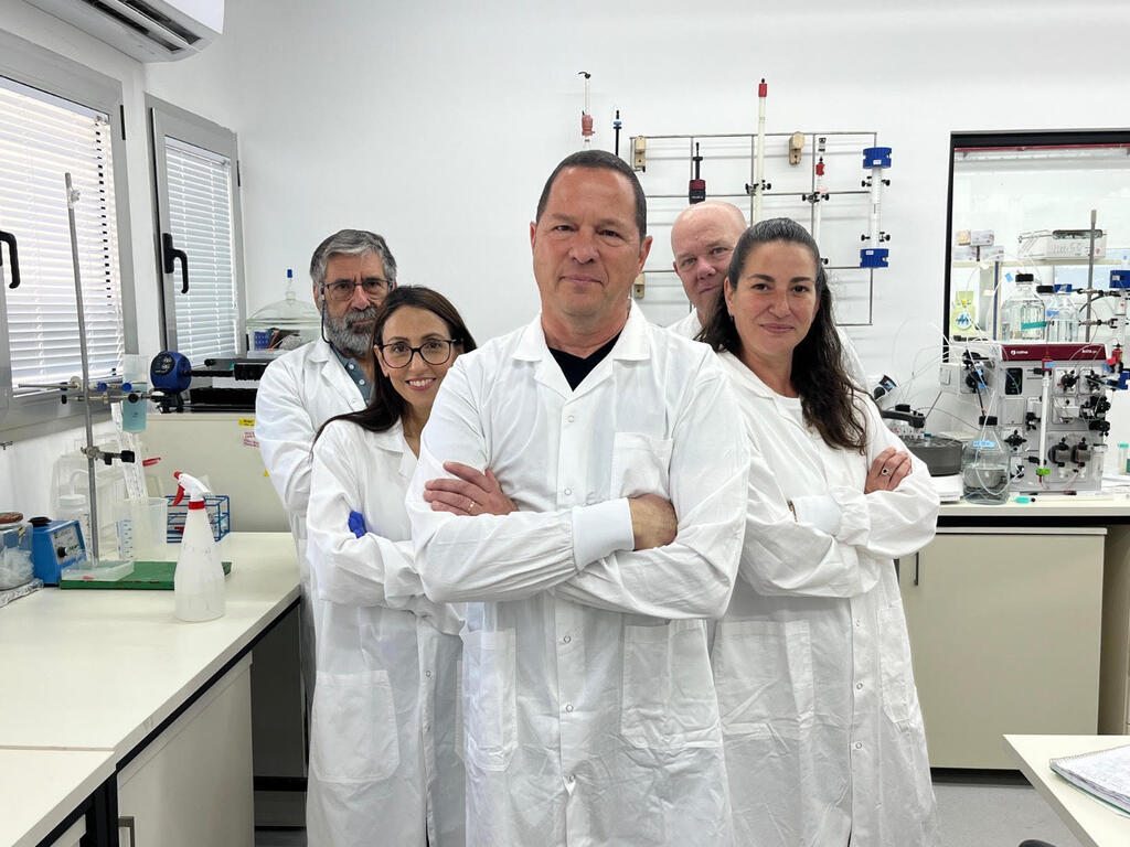 המנכ"ל וצוות מחקר ופיתוח - אנשי מדע והנדסה. מימין לשמאל: דר' ניר שני PHD, הגר מויאל , עפר ברשם, דר' גלית שאלתיאל גולד PHD, דר' זיו קרני PHD.