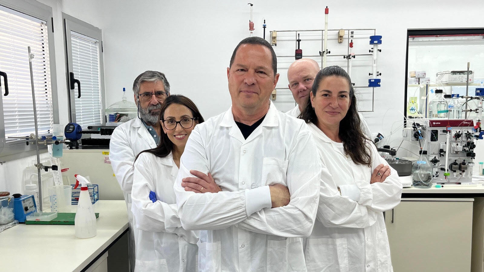המנכ"ל וצוות מחקר ופיתוח - אנשי מדע והנדסה. מימין לשמאל: דר' ניר שני PHD, הגר מויאל , עפר ברשם, דר' גלית שאלתיאל גולד PHD, דר' זיו קרני PHD.