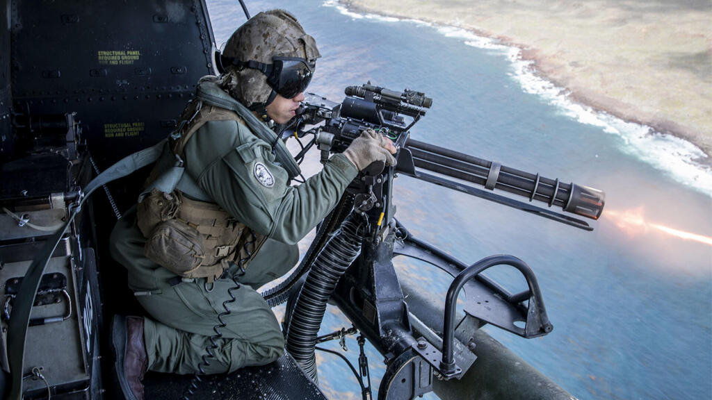 מקלען דלת יורה ממסוק אמריקאי בתרגיל (צילום: USMC) הקברניט מסוק ימי