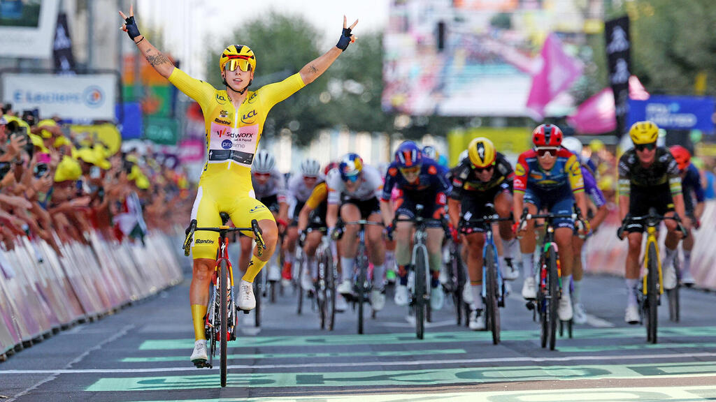 לורנה ויבס חוגגת את ניצחונה בשלב 2 של מרוץ האופניים טור דה פראנס נשים בלוזאן שוויץ (צילום: Denis Balibouse/Reuters) לורנה ויבס חוגגת את ניצחונה בשלב 2 של מרוץ האופניים טור דה פראנס נשים ב לוזאן שוויץ