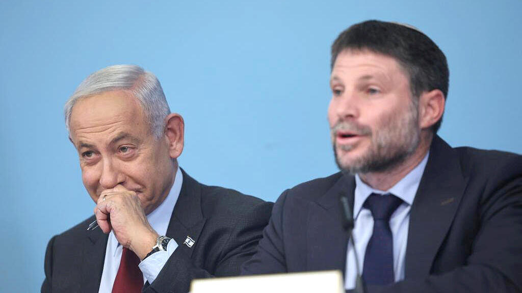שר האוצר סמוטריץ' וראש הממשלה נתניהו. בלימה מלאכותית של מחיר הדלק בעלות של חצי מיליארד שקל (צילום: יונתן זינדל/פלאש90m) שר האוצר בצלאל סמוטריץ' וראש הממשלה בנימין נתניהו