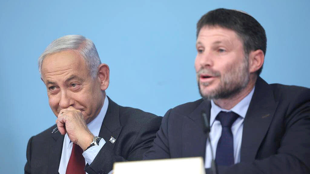 מימין: סמוטריץ' ונתניהו. כסף לצרכים מסווגים של מערכת הביטחון (צילום: יונתן זינדל/פלאש90m) שר האוצר בצלאל סמוטריץ' וראש הממשלה בנימין נתניהו