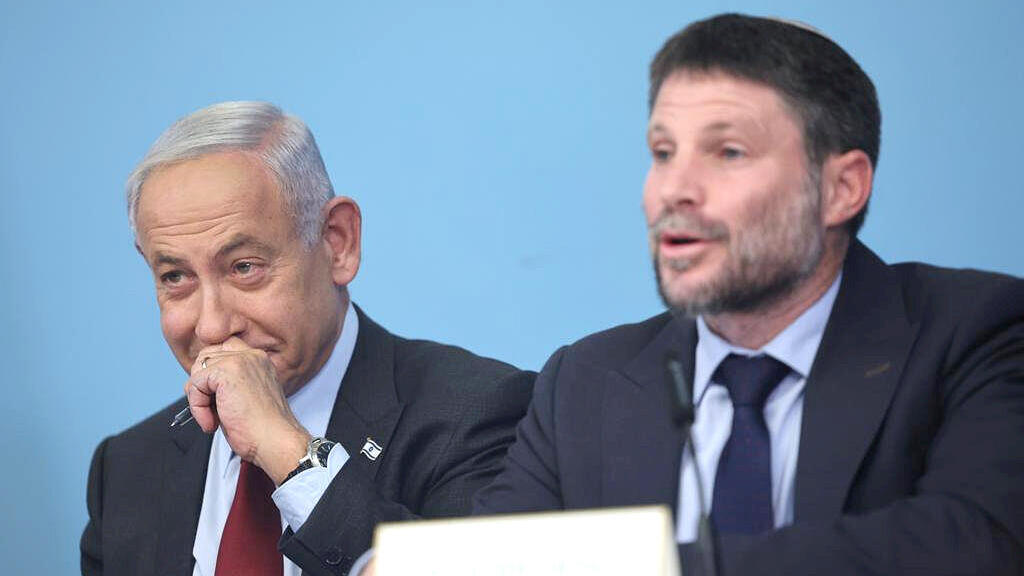 שר האוצר בצלאל סמוטריץ' וראש הממשלה בנימין נתניהו. החלטה בהיקף של מאות מיליארדי שקלים מתגלגלת בלי עבודת מטה, בלי תכנון רב־שנתי, בלי בדיקת ההשלכות ובלי תמחור (צילום: יונתן זינדל/פלאש90m) שר האוצר בצלאל סמוטריץ' וראש הממשלה בנימין נתניהו