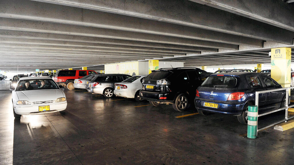 החניון המקורה בנתב"ג. הנהגים מעדיפים לשלם יותר על חניה קרוב לטרמינל (צילום: יובל חן) החניון המקורה ב נתב"ג נמל התעופה בן גוריון