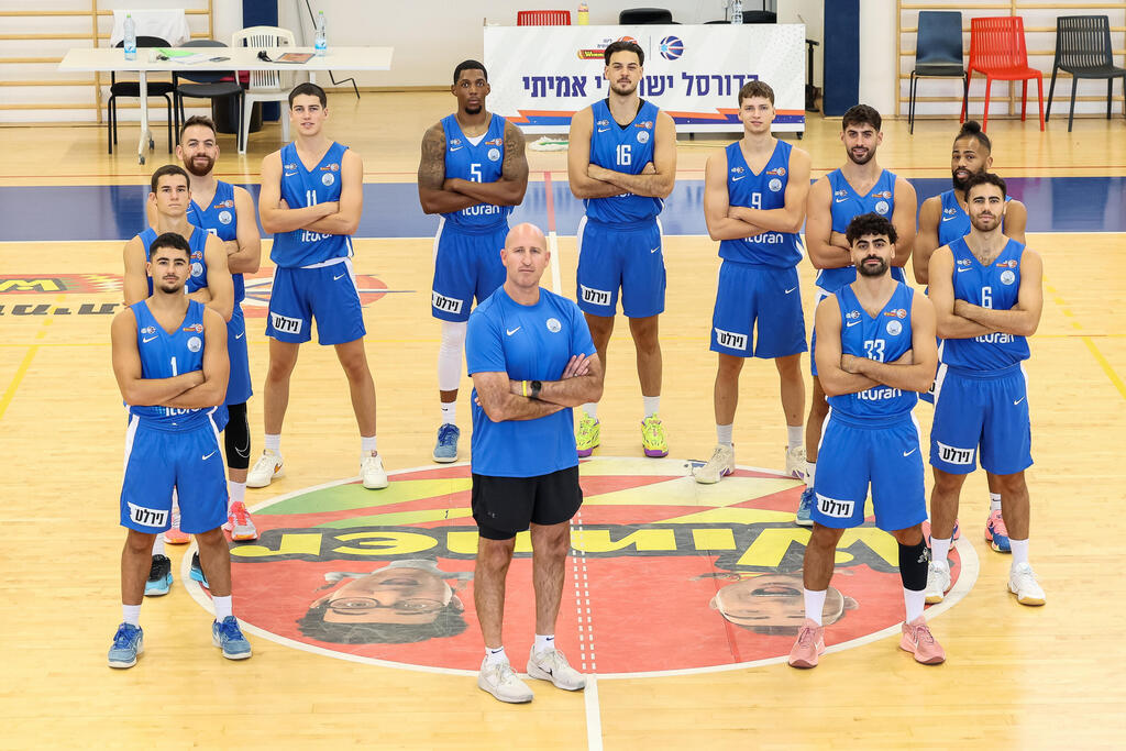פלג ושחקניו לפני פתיחת העונה השנייה, ספטמבר 2025. "אני מוצא את עצמי מאמן את הקבוצה במקביל לגיוס תקציבים, ניהול שוטף, טלפונים לסוכנים" (צילום: לילך וייס רוזנברג/מנהלת ליגה לאומית Winner) פלג והקבוצה לפני פתיחת העונה השנייה, ספטמבר 2025 . "אני מוצא את עצמי מאמן את הקבוצה במקביל לגיוס תקציבים, ניהול שוטף, טלפונים לסוכנים"