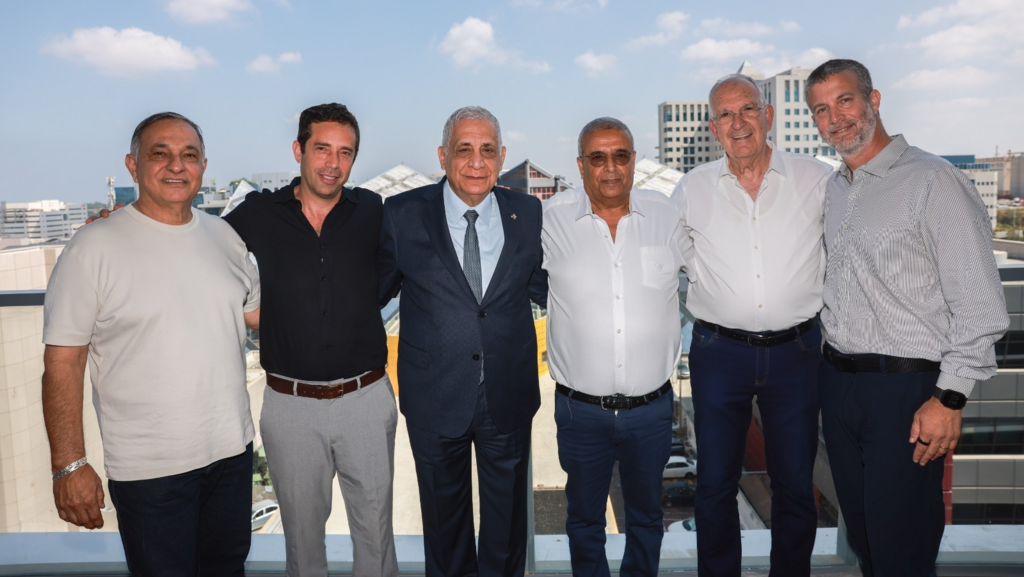 מימין: אלון שטאובר ושמשון הראל, מנכ"לים משותפים באמריקה ישראל; מיכאל רצון, יו"ר אב-גד; פיני כהן, יו"ר אמריקה ישראל; ראם רצון, מנכ"ל אב-גד; אילן מליחי, יו"ר אב-גד הנדסה אזרחית (קרדיט: יח"צ) מימין לשמאל: אלון שטאובר ושמשון הראל - מנכ"לים משותפים באמריקה ישראל, מיכאל רצון יור אב-גד, פיני כהן יור אמריקה ישראל, ראם רצון מנכ"ל אב גד, אילן מליחי יו"ר אב גד הנדסה אזרחית