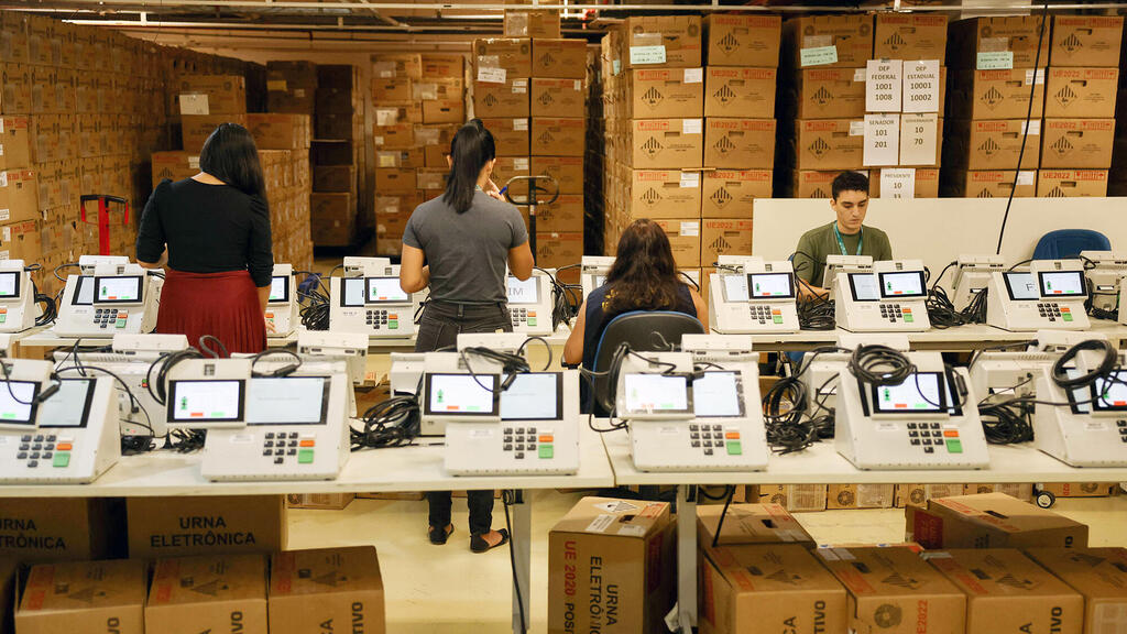 Voting machines in Brazil. (Michael Dantas/AFP) מכונות הצבעה ב ברזיל