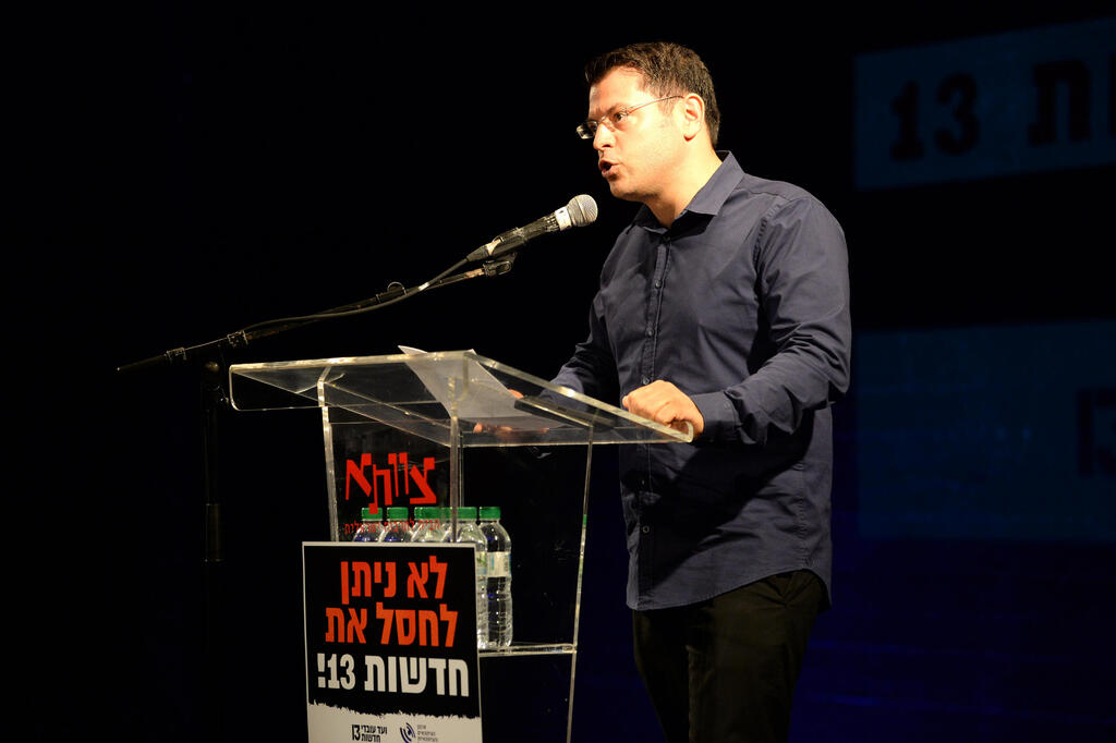 עיתונאי חדשות 13 מתן חודורוב בכנס נגד מינוי יוליה שמאלוב ברקוביץ למנכ"לית, יולי 2023. טל: "אני לא נכנס לנושאים פוליטיים" (צילום: קובי קואנקס) עיתונאי חדשות 13 מתן חודורוב בכנס נגד מינוי יוליה שמאלוב מגיעים לכ־ 88 מיליון דולר בלבד" ברקוביץ למנכ"לית, יולי 2023 . טל: "אני לא נכנס לנושאים פוליטיים"