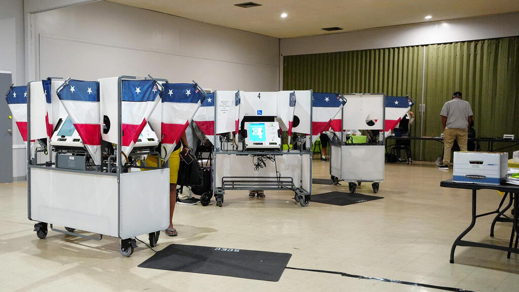 Voting machines in the USA (Archana Thiyagarajan/AFP) מכונות הצבעה ב ארצות הברית