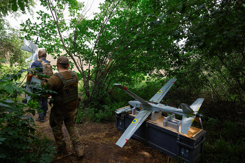 Drone operators in southern Ukraine (Valentyn Ogirenko/Reuters) מפעילי כטב"מים בדרום אוקראינה. תקיפות הכטב"מים חתכו ב־ 35% את כושר ייצור הנפט והדלק של רוסיה