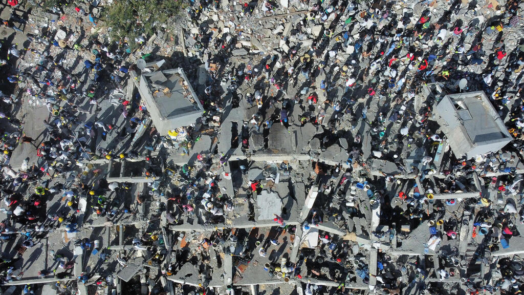 ההרס אחרירעידת אדמה בקולומביה (צילום: AP Photo/Santiago Saldarriaga) מחפשים ניצולים בהריסות אחרי רעידת אדמה בקולומביה