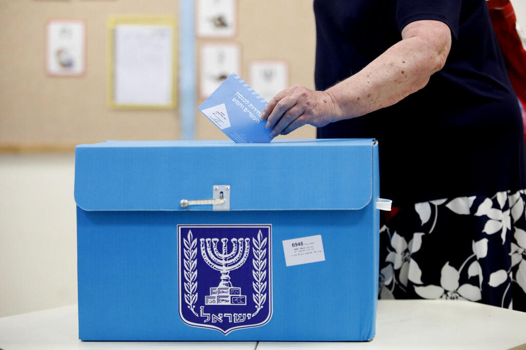 הצבעה בקלפי (צילום: תומר אפלבאום/הארץ) בחירות ל כנסת אנשים מצביעים ב קלפי ב תל אביב