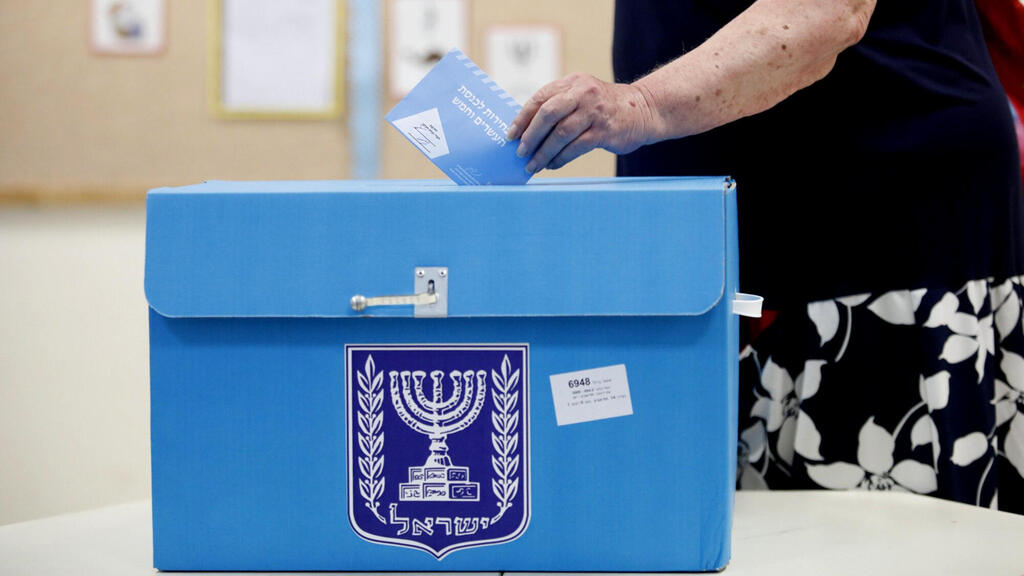 קלפי (ארכיון)"העברת מידע על עצם ההצבעה ועל נסיבותיה, ובהן שעת ההצבעה וסוג הקלפי מהווה פגיעה בפרטיות, ואינה מותרת לפי הוראות חוק הגנת הפרטיות" (צילום: תומר אפלבאום/הארץ) בחירות ל כנסת אנשים מצביעים ב קלפי ב תל אביב