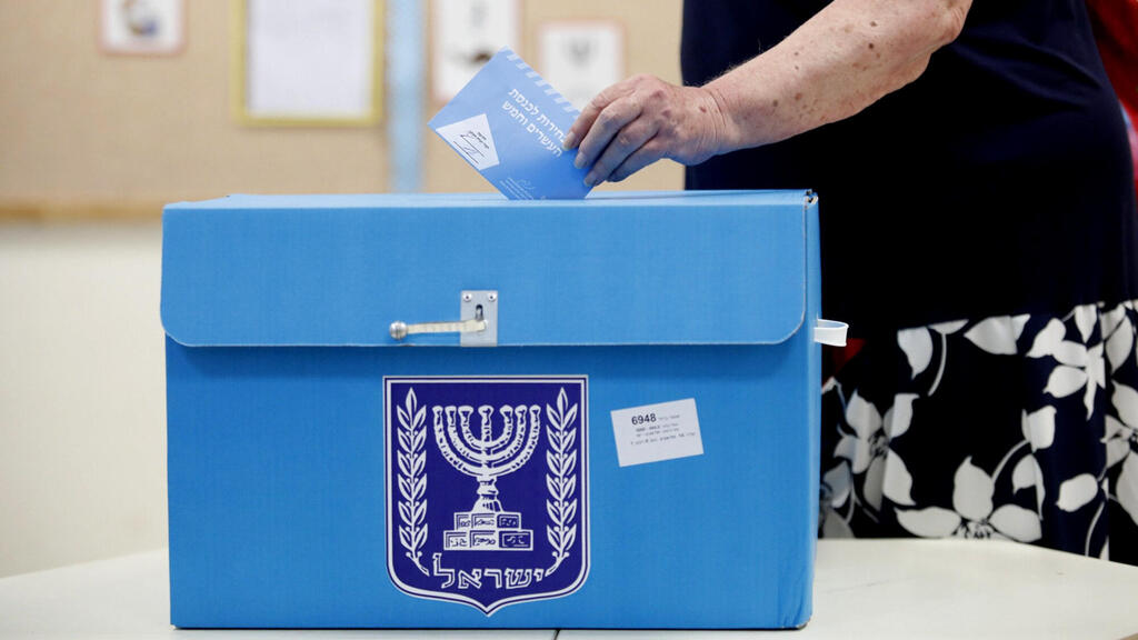 בחירות ל כנסת אנשים מצביעים ב קלפי ב תל אביב