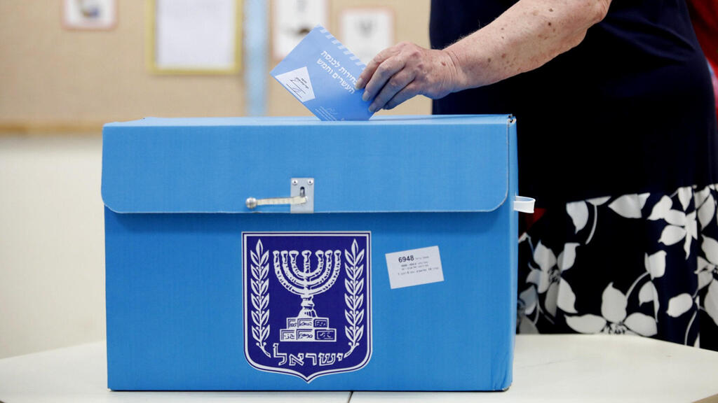 קלפי בישראל. הבחירות קריטיות מכדי לאפשר טעויות של מכונות (צילום: תומר אפלבאום/הארץ) בחירות ל כנסת אנשים מצביעים ב קלפי ב תל אביב