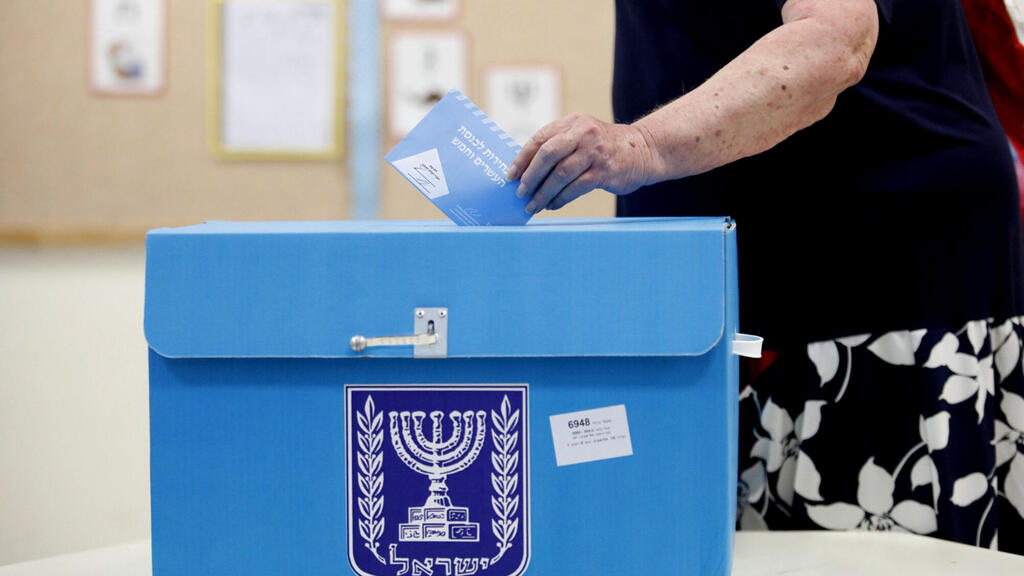 קלפי בת"א, בבחירות הקודמות (צילום: תומר אפלבאום/הארץ) בחירות ל כנסת אנשים מצביעים ב קלפי ב תל אביב
