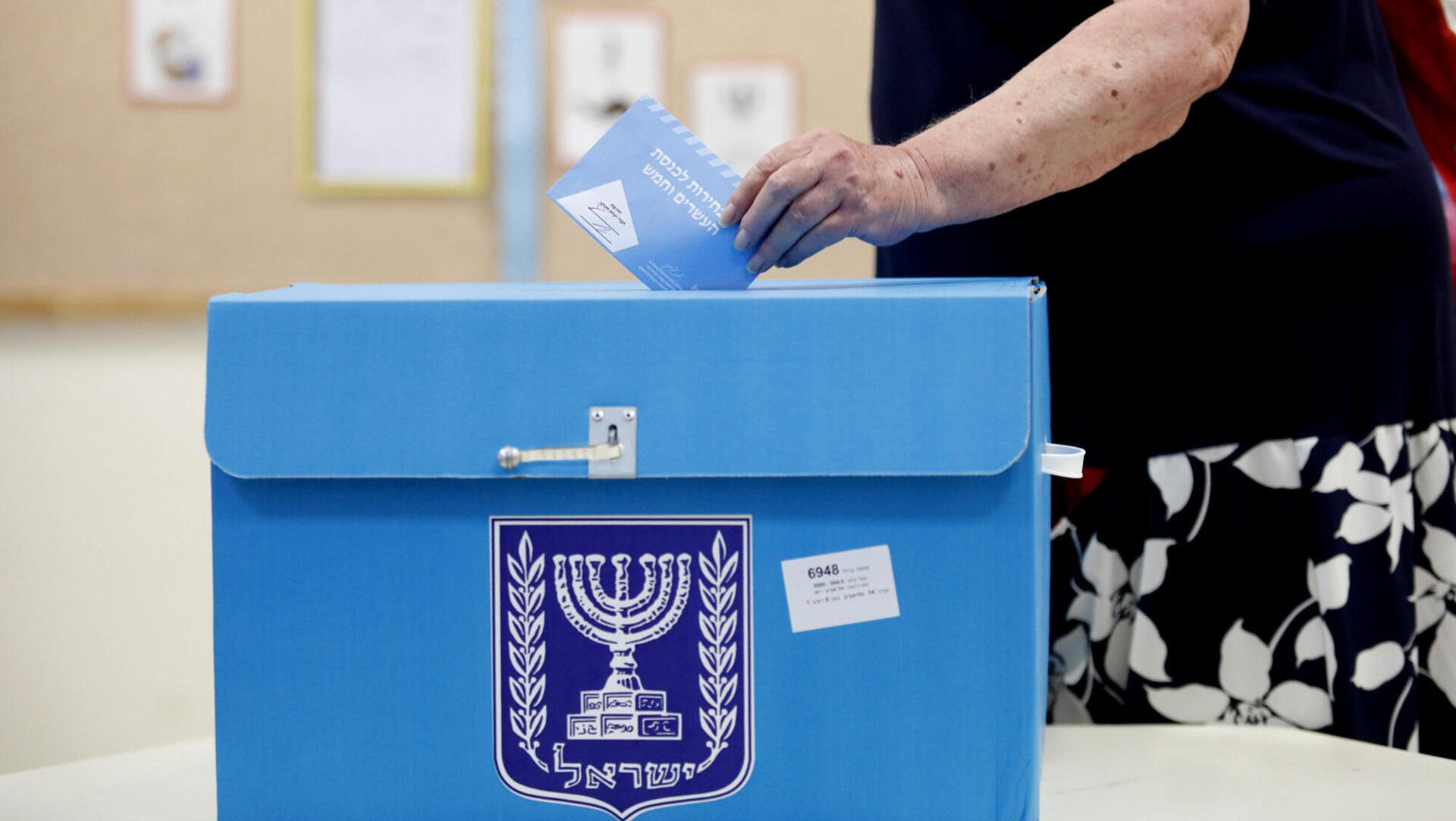 בחירות ל כנסת אנשים מצביעים ב קלפי ב תל אביב