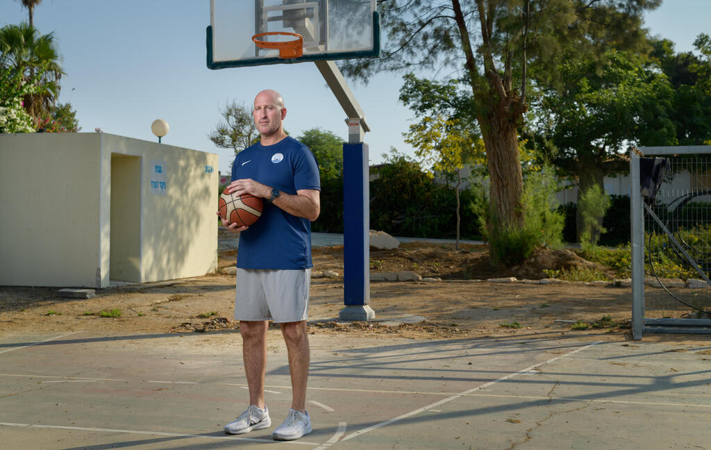 ברק פלג בקיבוץ מגן, השבוע. "המשחק הראשון של העונה האחרונה התקיים כמה שעות אחרי שהחטופים האחרונים חזרו. ניצחנו" ברק פלג בקיבוץ מגן, השבוע. "המשחק הראשון של העונה האחרונה התקיים כמה שעות אחרי שהחטופים האחרונים חזרו. ניצחנו"