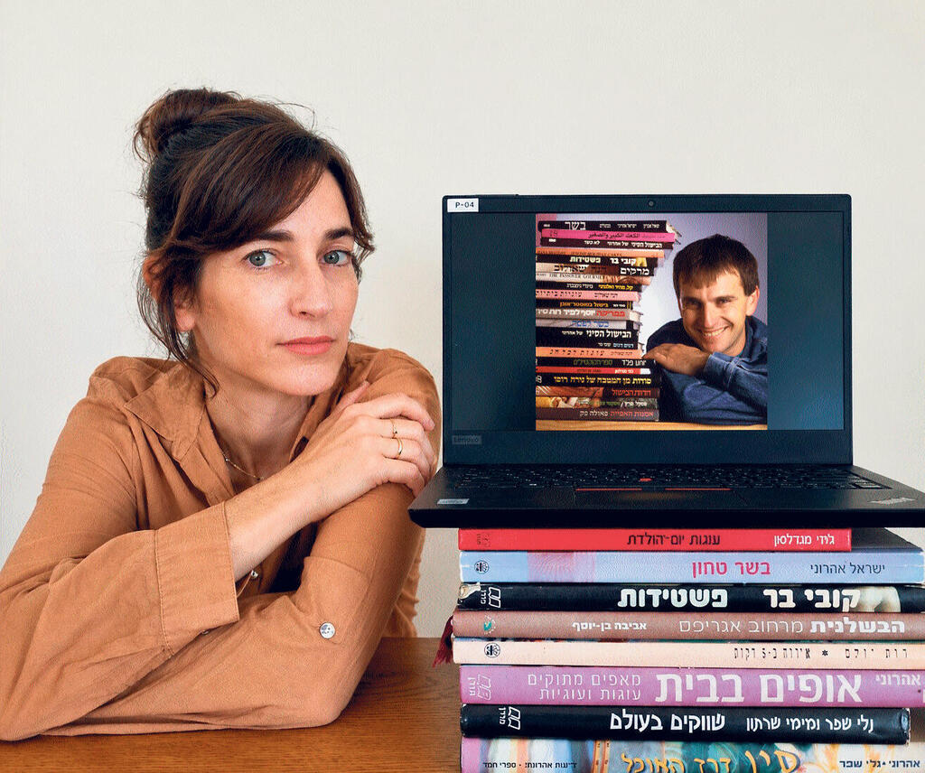 מיקה שפר ליד ספרים של אביה. דיאלוג סנטימנטלי
פנאי מיקה שפר ליד ספרים של אביה
