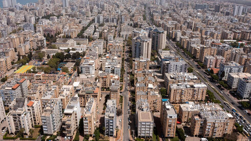 צילום: StockStudio Aerials/Shutterstock פיצול לא חוקי של דירות כמעט סיכל פרויקט התחדשות עירונית בנתניה