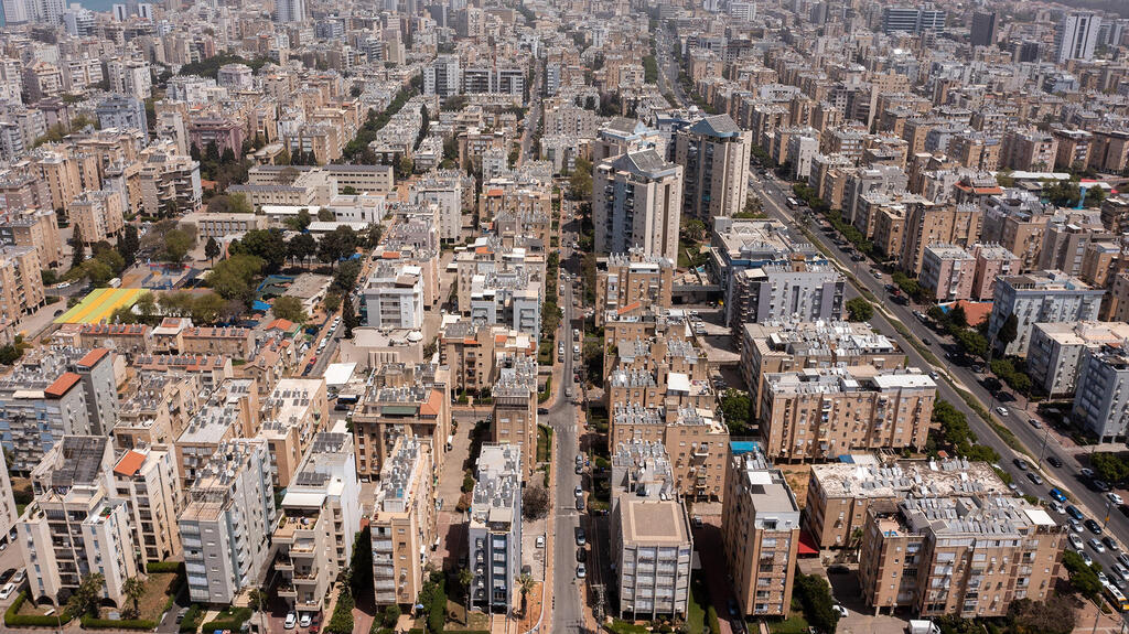 העיר נתניה (צילום: StockStudio Aerials/Shutterstock) נתניה מבט על