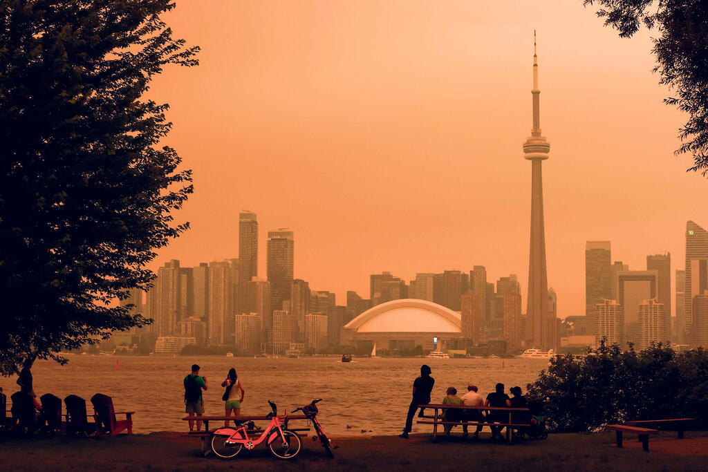 Air pollution in Toronto, Canada due to coal and gas fires (Cole Burston / AFP) זיהום אוויר ב טורונטו קנדה בעקבות שריפות פחם ו גז