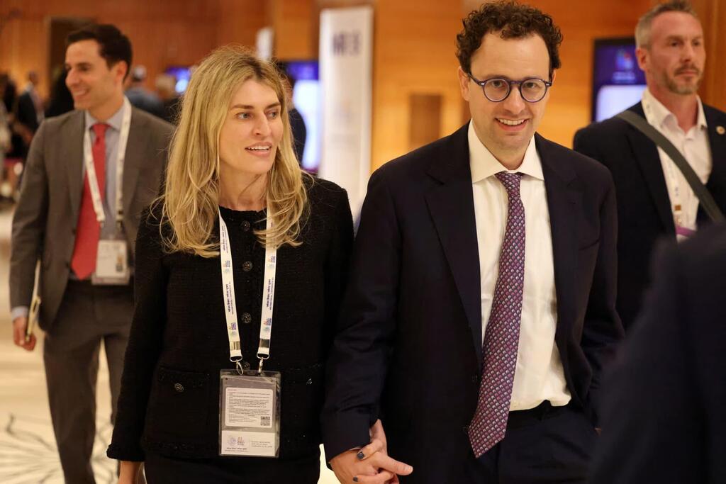 Dario Amodei and Cami Clark. (Photo: Ludovic Marin/Getty) מנכ"ל אנתרופיק דריו אמודיי ואשתו קאמי קלארק