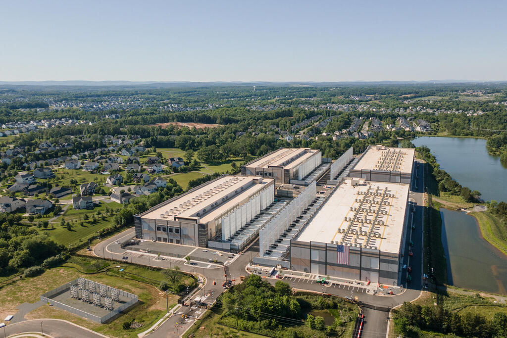 Amazon data center in Virginia (Lexi Critchett/Bloomberg) דאטה סנטר של אמזון במדינת וירג'יניה
