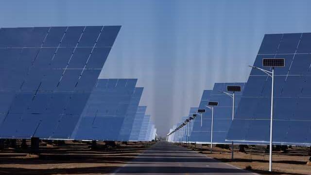 צילום: REUTERS/Tingshu Wang מרכב חשמלי ועד סמארטפונים: פצצת המס הסינית שבדרך לסוללות בישראל