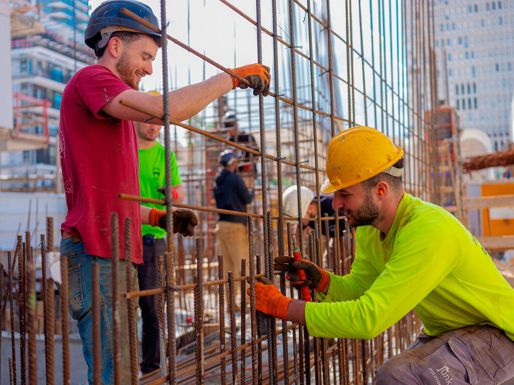 Construction site (Yuval Chen) סטודנטים ו משרתי מילואים ש עובדים ב אתר בנייה