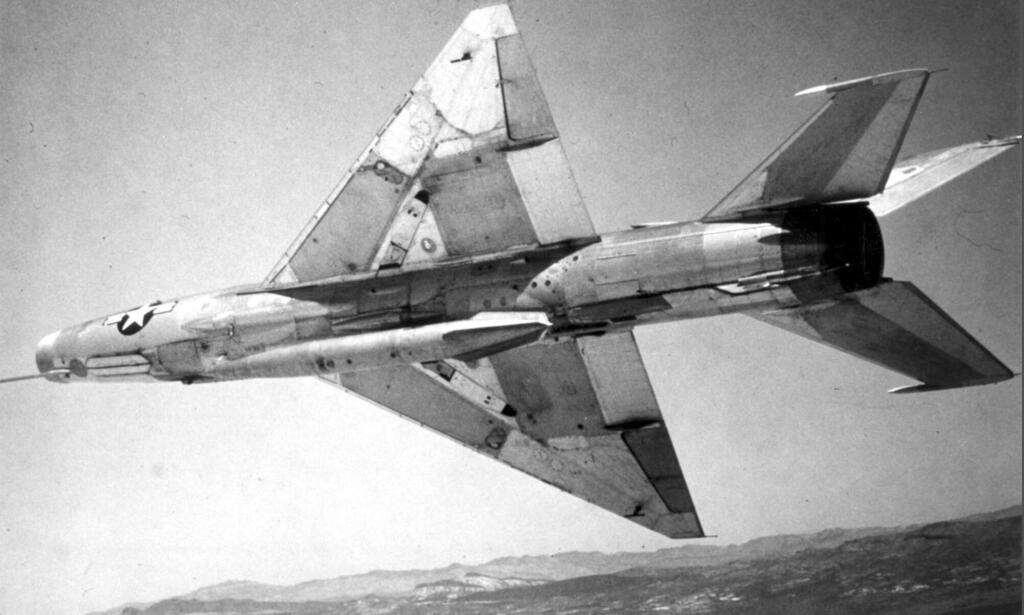 מיג 21 בבדיקות בארה"ב, שימו לב לרונדל האמריקאי שעל חרטומו (צילום: USAF) הקברניט מיג 21 מבצע יהלום 5